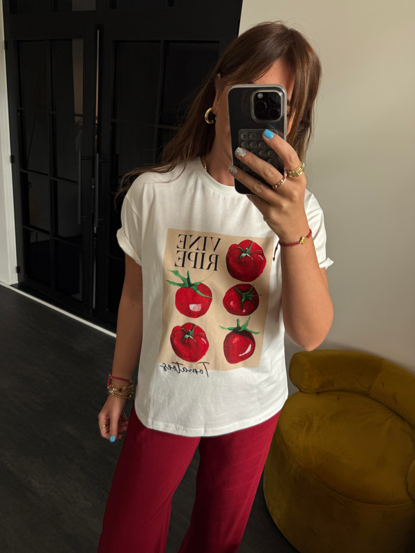 Kırmızı Desenli , Beyaz T-shirt