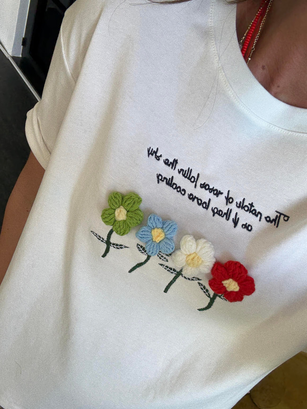 Renkli Papatya İşlemeli , Beyaz T-shirt