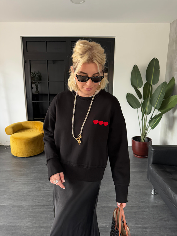 Kalp İşlemeli , İçi Şardonlu , Siyah Sweatshirt