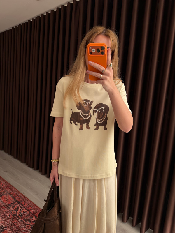 İncili Köpek , Bej T-shirt