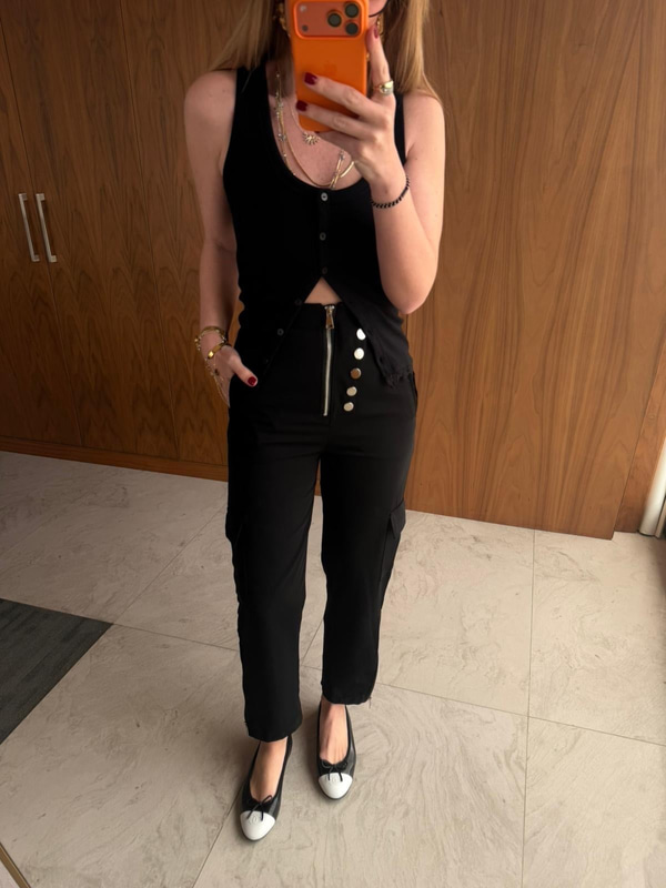 Orijinal Model Önden Düğme detaylı, Paçası Fermuarlı Tasarım Saten Pantalon