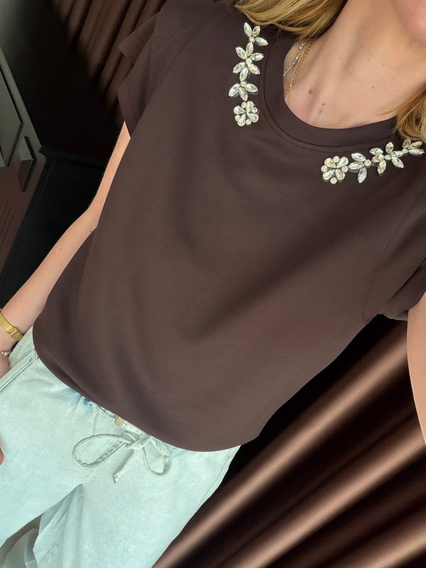 Orijinal Marka , Yakası Taşlı , Vatkalı Acıkahve Modal T-shirt