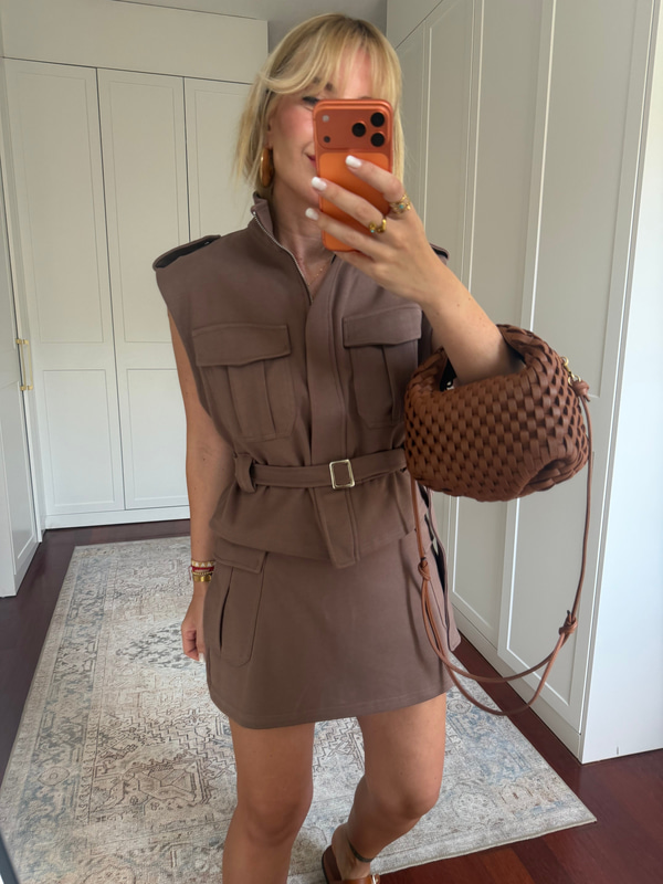 Orijinal Model , Kuşaklı Yelek & Şort Etek Kahverengi Takım