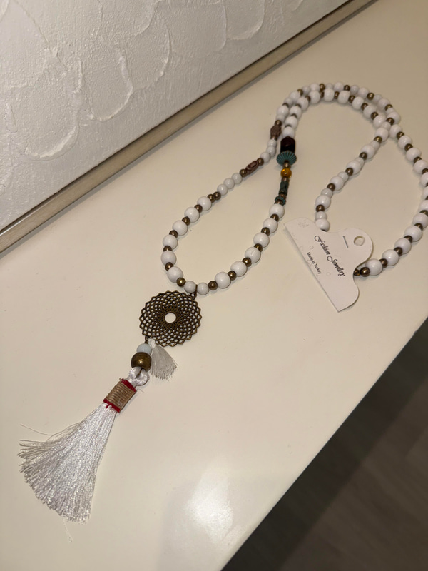 Metal Aksesuarlı , Beyaz , Boncuklu Kolye