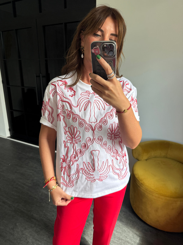 Kırmızı Nakış İşlemeli , Ekru T-shirt