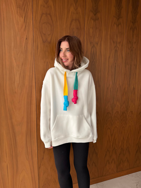 Renkli Bağcıklı , Beyaz Sweatshirt