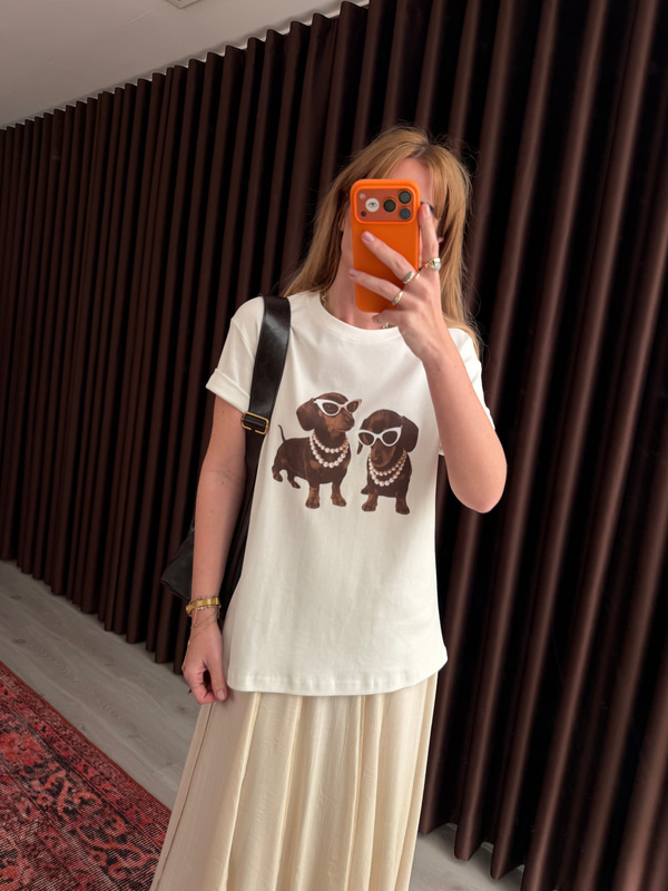 İncili Köpek , Beyaz T-shirt