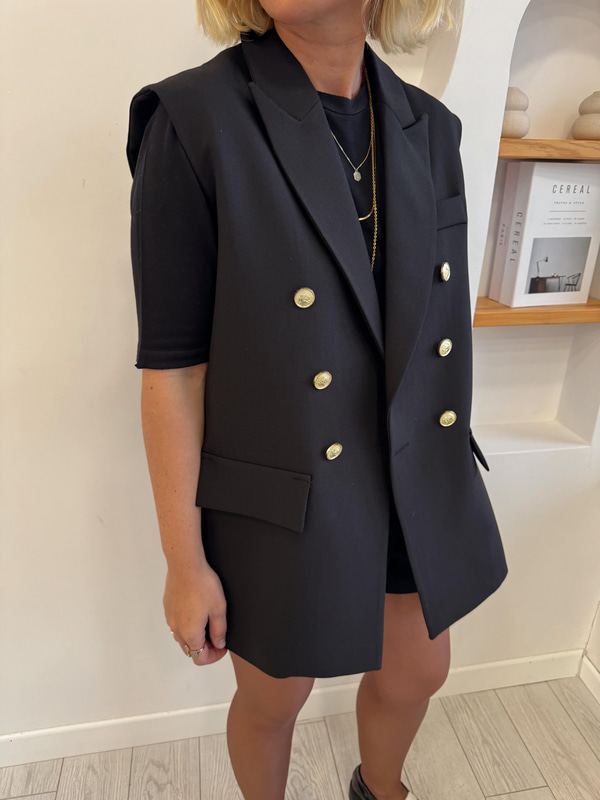 Siyah Blazer Yelek & Şort Etekli Takım