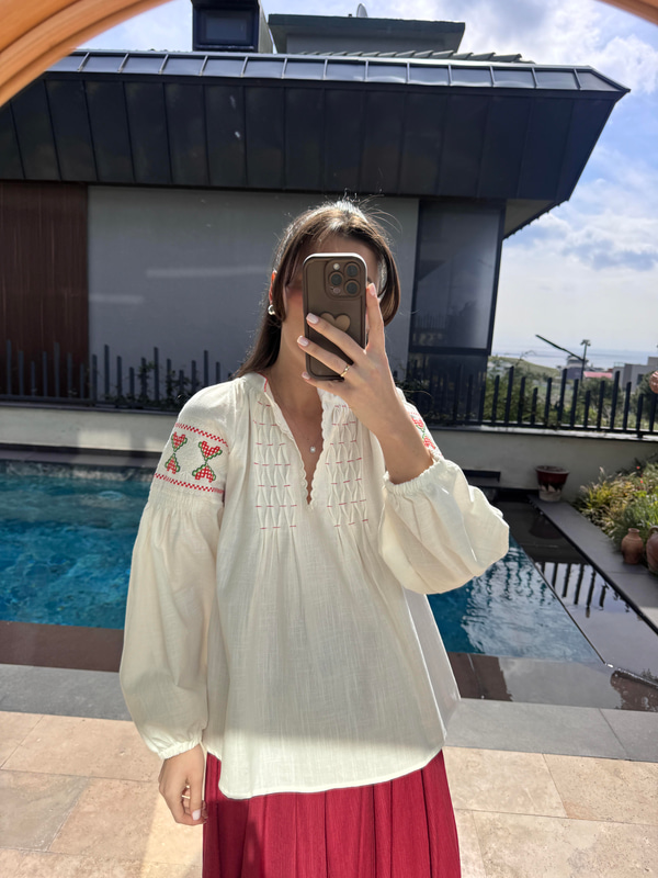 Arya V Yaka Nakışlı Bluz