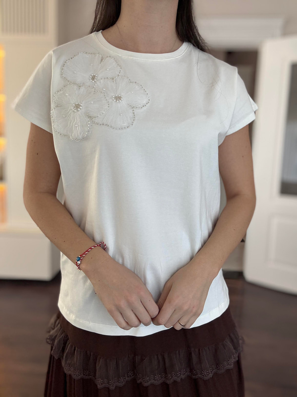 Çiçek Aplikeli Beyaz Tshırt