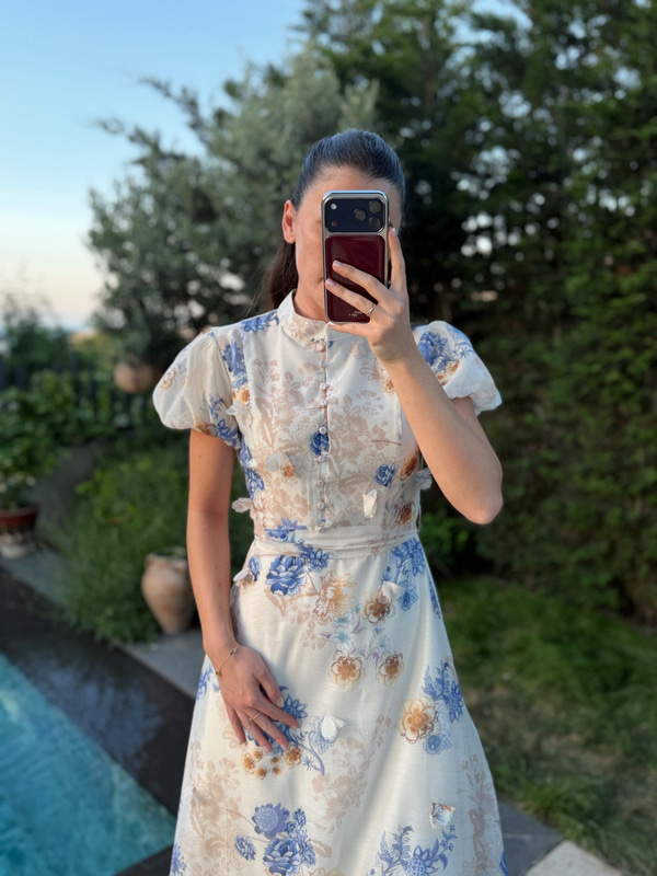 Çiçek Aplikeli Mavi Desenli Elbise