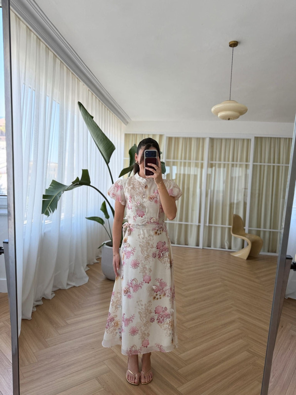 Çiçek Aplikeli Pembe Desenli Elbise