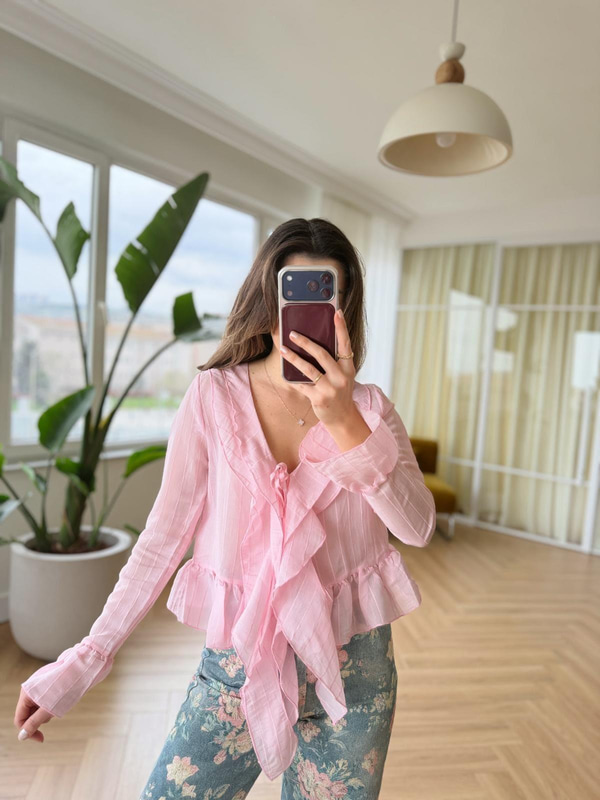 Fırfırlı Pembe Gömlek