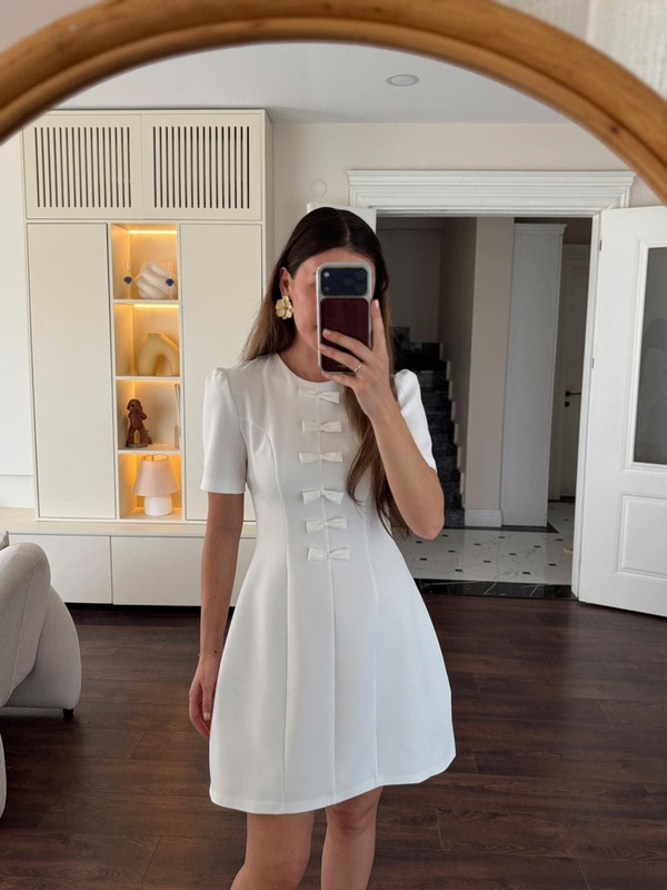 Fiyonk Detaylı Beyaz Elbise