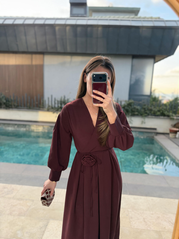 Gül Broşlu Bordo Elbise