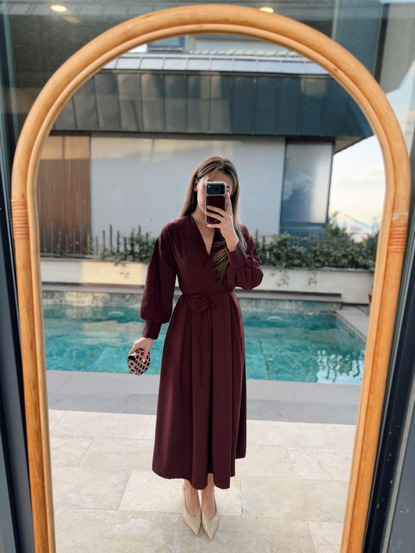 Gül Broşlu Bordo Elbise
