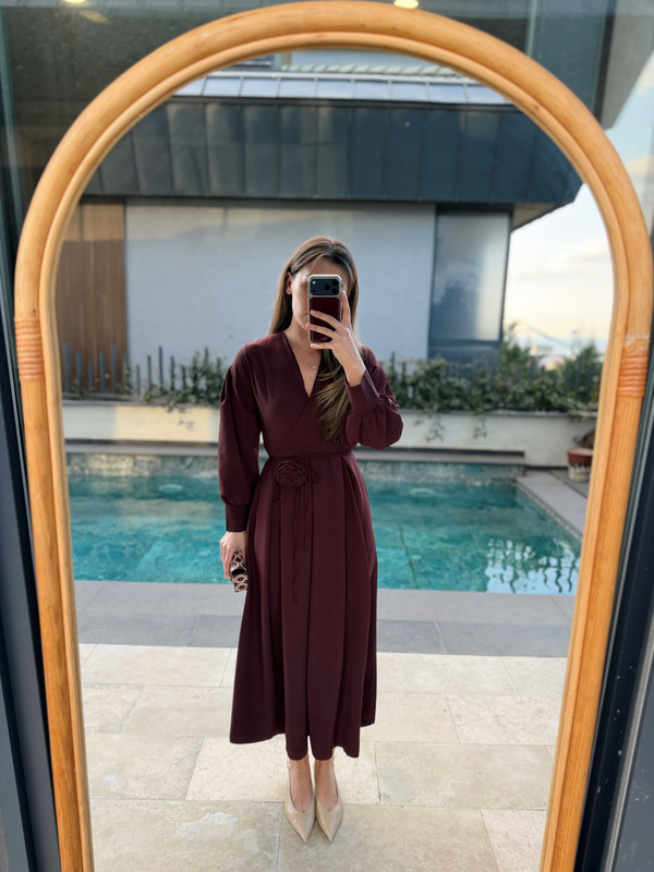 Gül Broşlu Bordo Elbise