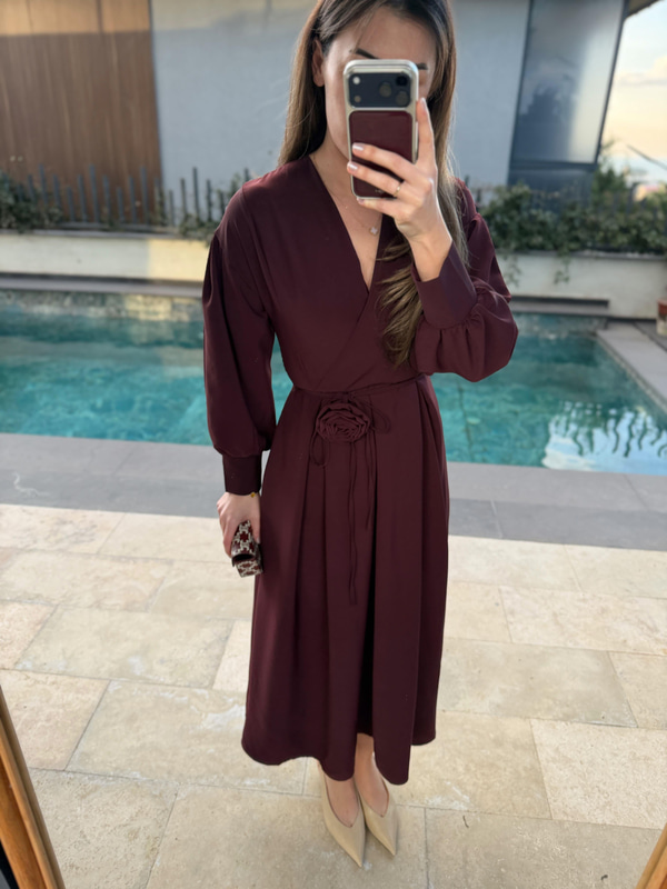 Gül Broşlu Bordo Elbise