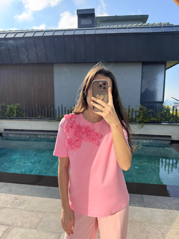 Gül Detaylı Pembe Tshırt