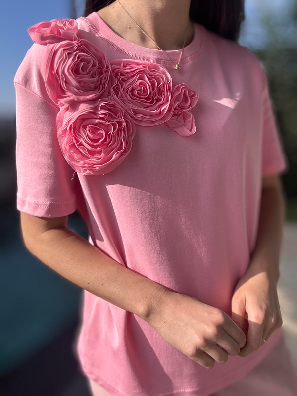 Gül Detaylı Pembe Tshırt