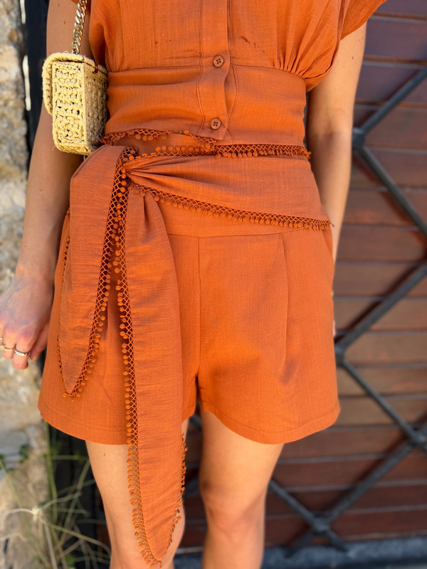 Güpür Detaylı Kiremit Renkli Keten Şort
