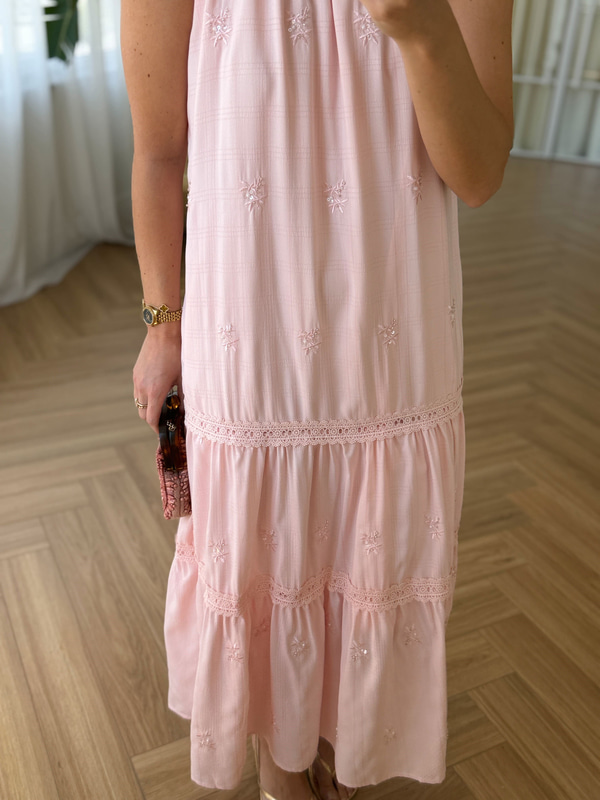 İşlemeli Halter Yaka Pembe Elbise