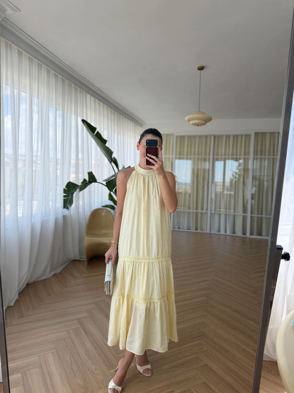 İşlemeli Halter Yaka Sarı Elbise