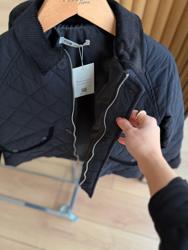 Kadife Detaylı Siyah Kapitone Mont