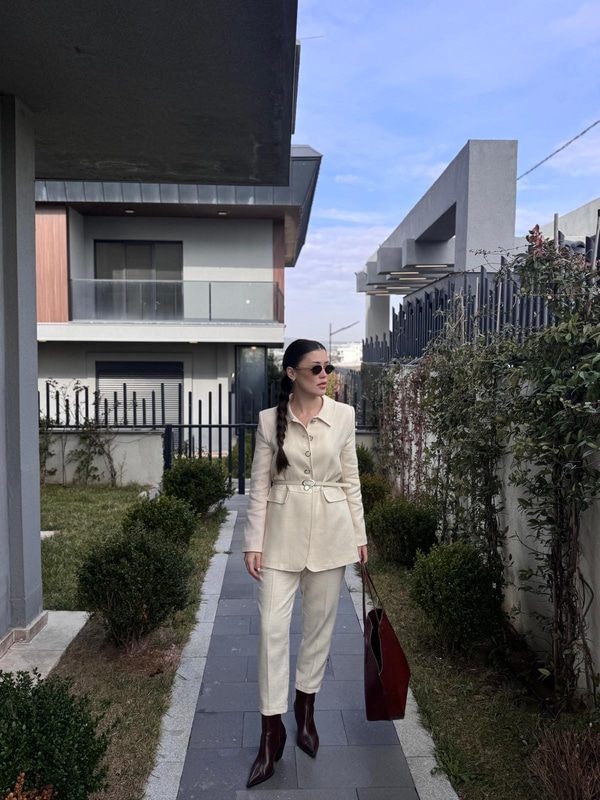 Kemerli Dokulu Krem Rengi Ceket