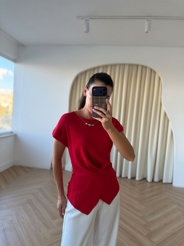Kolyeli Kırmızı Tasarım Triko Bluz