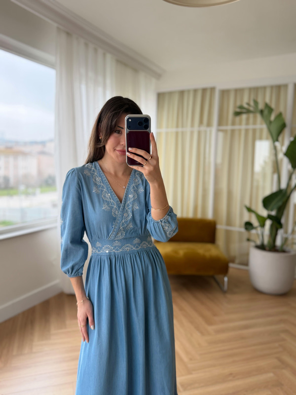 Kruvaze Yaka İşlemeli Tensel Denim Elbise