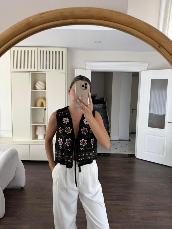 Nakışlı Frida Siyah Yelek