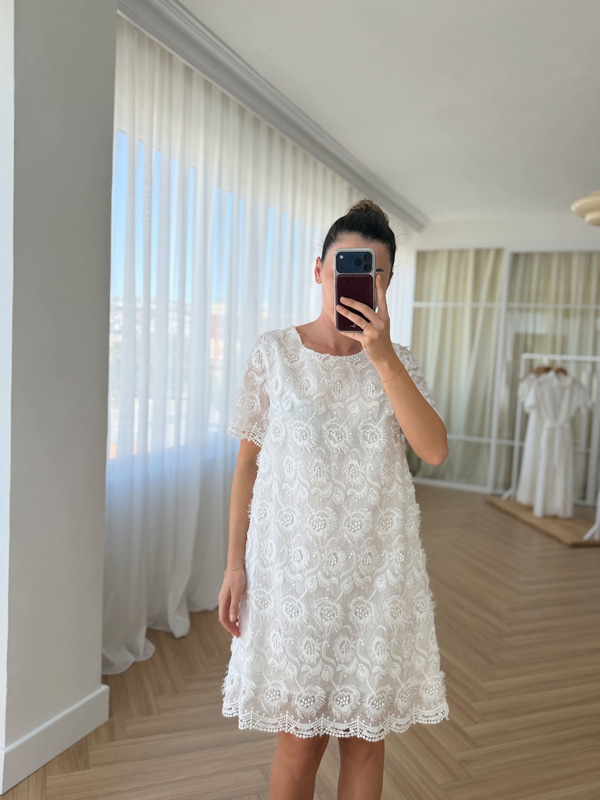 Naomi Aplikeli Beyaz Elbise