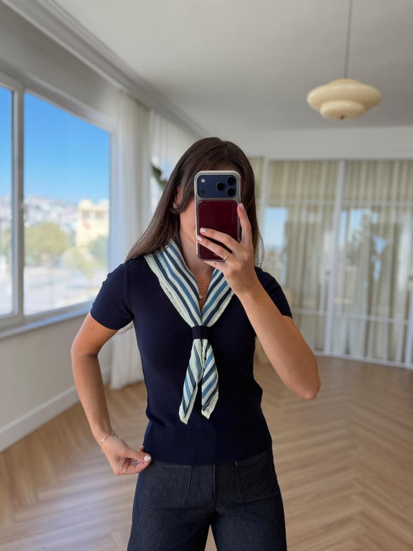 V Yaka Fularlı Lacivert Triko Bluz