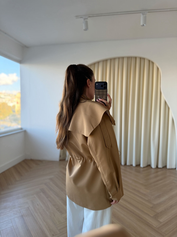 Yaka Ve Bel Detaylı Camel Trençkot