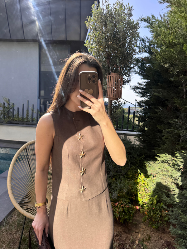 Yıldız Düğmeli Kahverengi Yelek Etek Takım