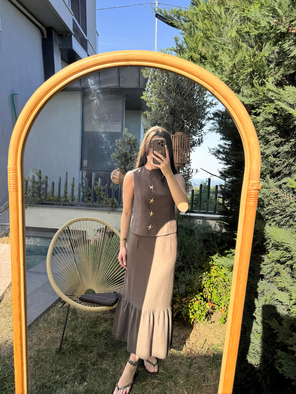 Yıldız Düğmeli Kahverengi Yelek Etek Takım