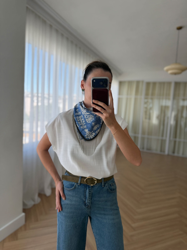 Zincir Püsküllü Mavi Fularlı Bluz 