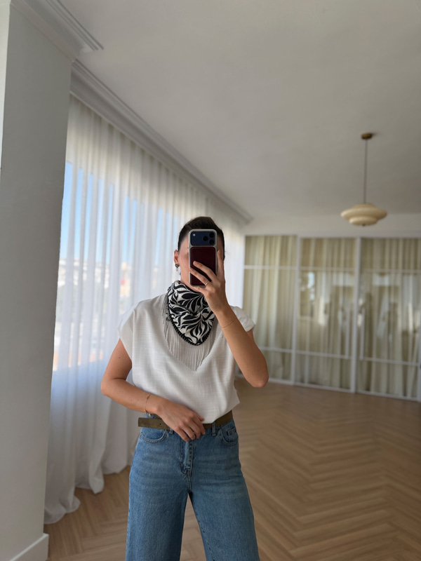 Zincir Püsküllü Siyah Fularlı Bluz 