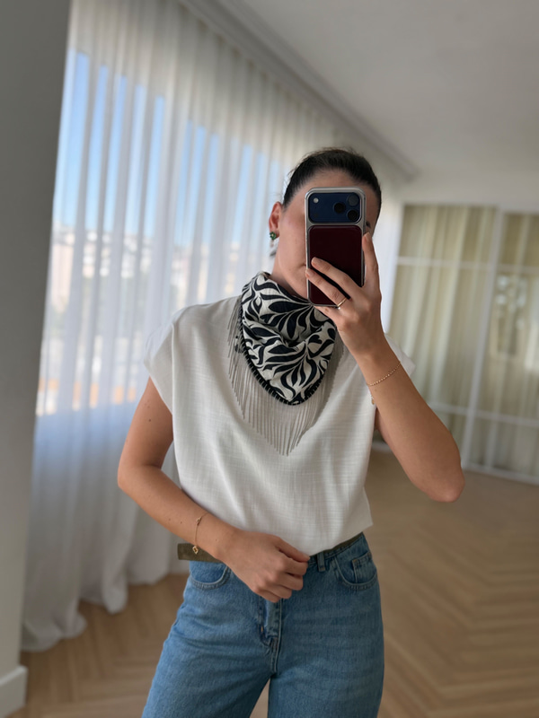 Zincir Püsküllü Siyah Fularlı Bluz 