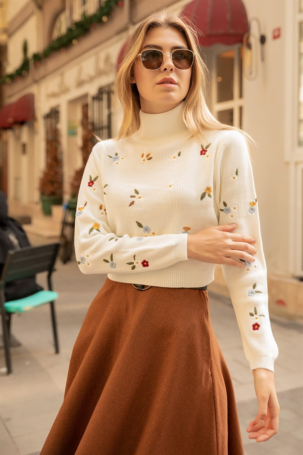 Çiçek Nakışlı Crop Triko - EKRU