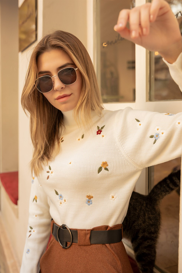 Çiçek Nakışlı Crop Triko - EKRU