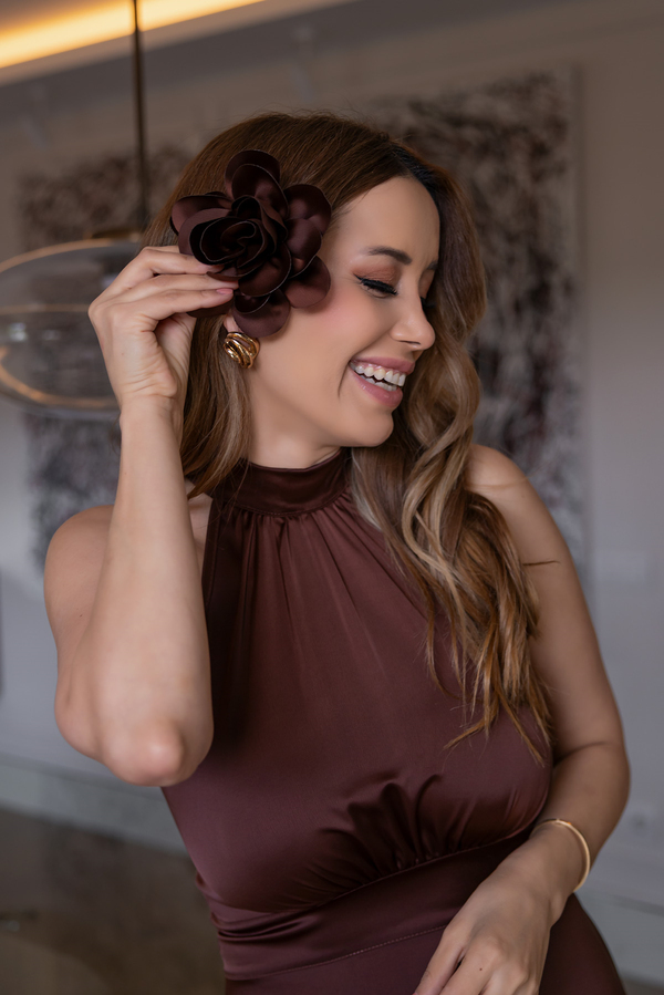 Gül Broşlu Saten Elbise - KAHVERENGİ