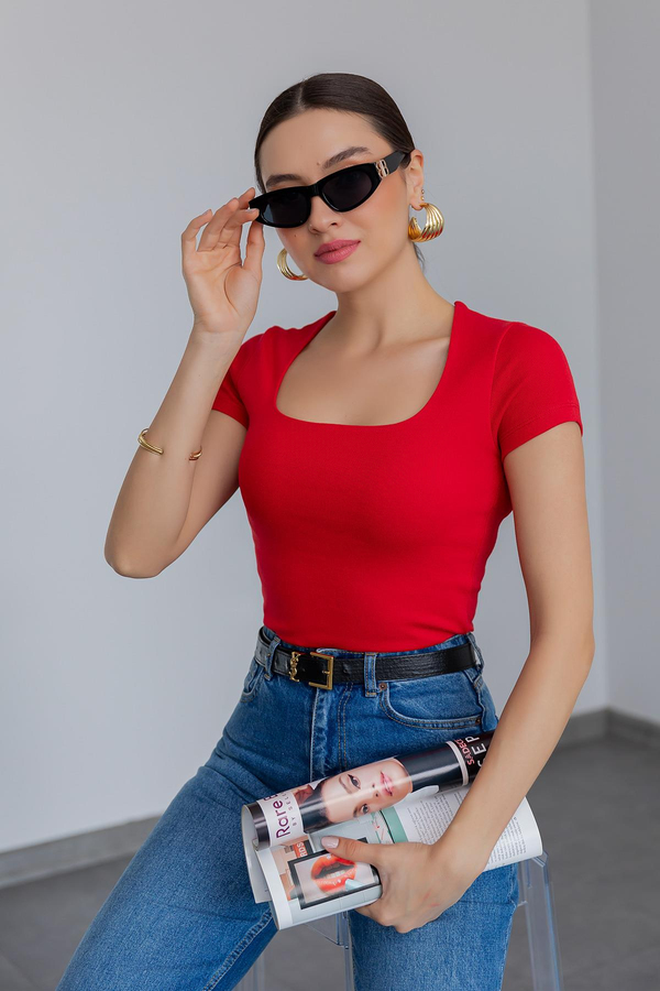Kare Yaka T-shirt - KIRMIZI