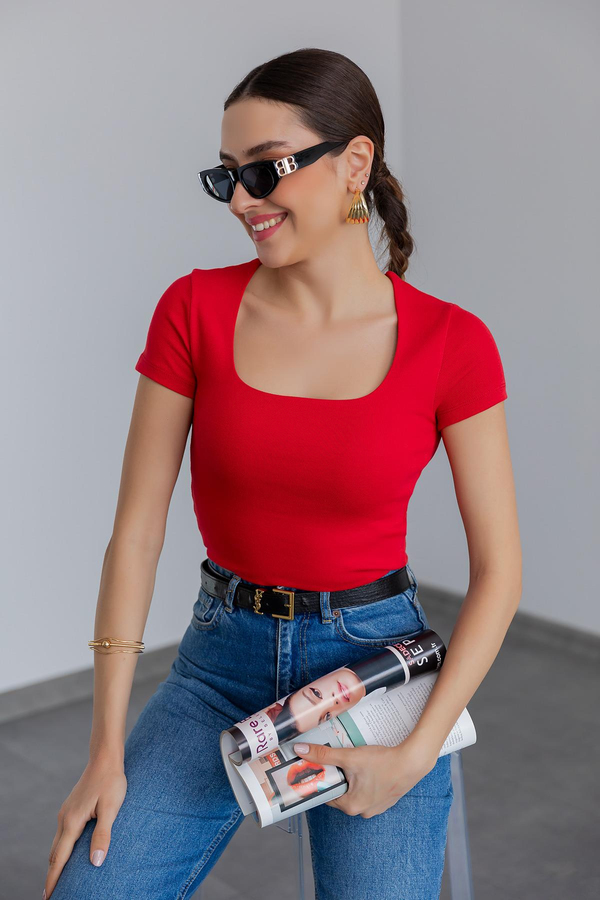 Kare Yaka T-shirt - KIRMIZI