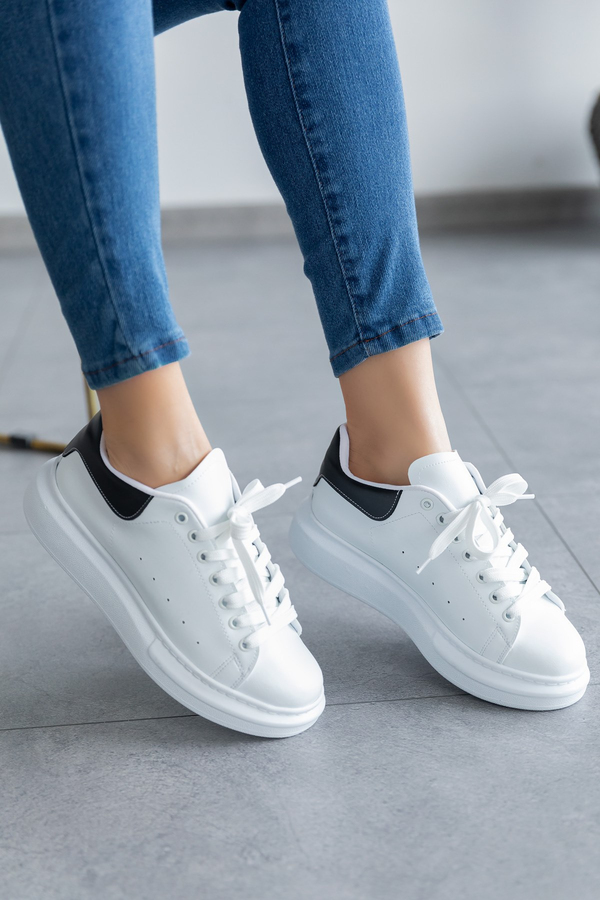 Weiße Sneakers