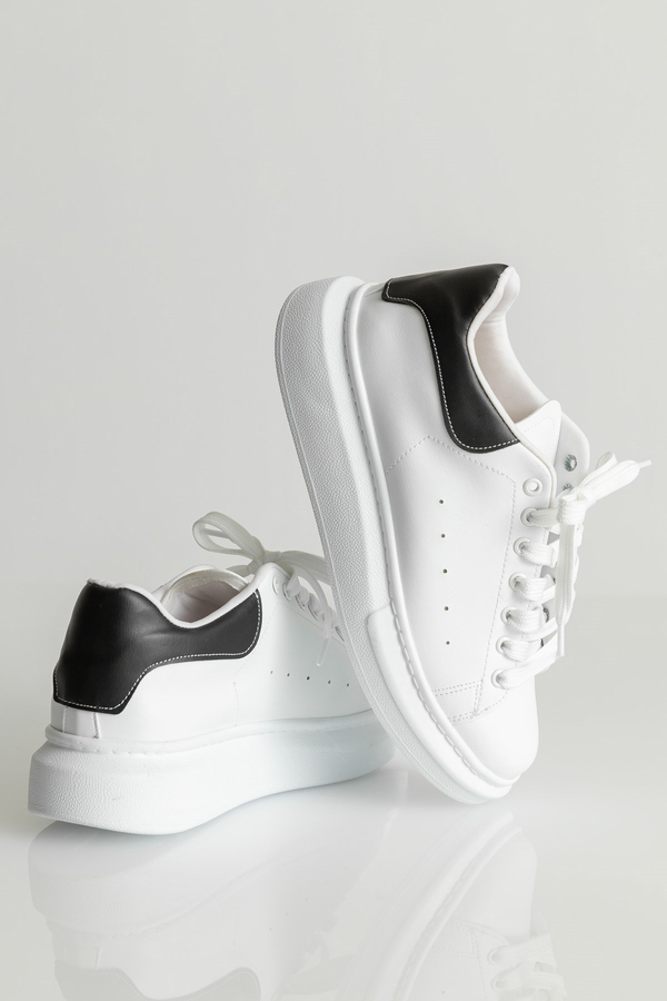 Weiße Sneakers