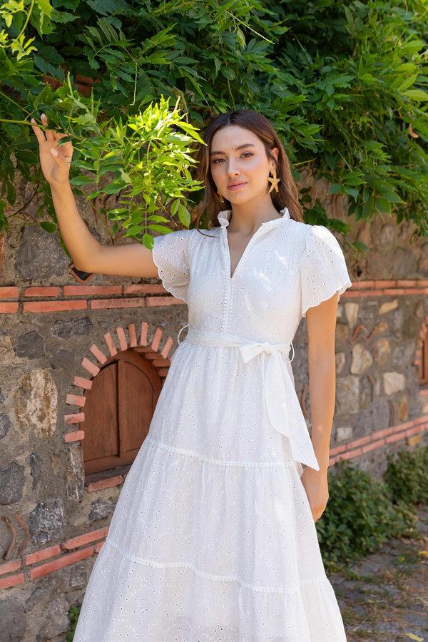 V Yaka Kuşaklı Brode Elbise - BEYAZ