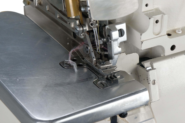 2.El Juki 4 İplik | 6704S | Overlok Makinesi | Kafadan Motorlu | Havalı İplik Kesicili | Otomatik Makine dikiş bölgesi ve parça detay görseli