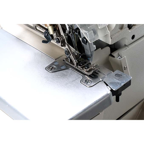 FDM 2. El Juki 6714s 4 İplik Kıstırmalı Overlok Makinesi çalışma bölgesi görünümü